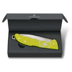 Navaja de AVENTURA "HUNTER PRO ALOX ESTRIADO AMARILLO EDICCIÓN LIMITADA 2023" VICTORINOX 0.9415.L23